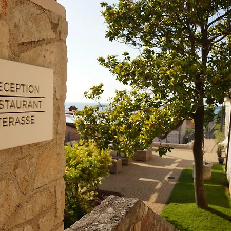 Vista Hotel 3*